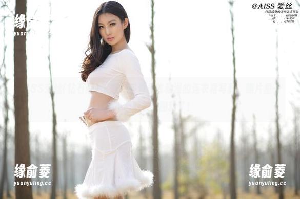 AISS爱丝(钻石版) - 嘿！来看看陈雅漫的连衣裙写真，照片里一不小心就被她圈粉了！