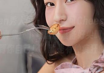 Xiuren秀人网 – “妙可可Cheese的白衬衫写真集：下载前请准备好尖叫，不然会吓到你自己！”就是有种疯狂的美。