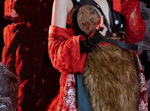 夏天来了，七月喵子的泳装写真套图，让我们看看喵喵是如何变身海滩女神的！