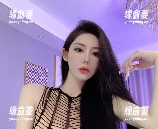 微密圈 - 不爱笑的赛琳自拍中的原图：我真是没法不看啊！