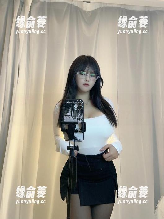 微密圈 - 可馨juicy的红色战袍：作品集分享，谁还敢说穿衣无所谓？