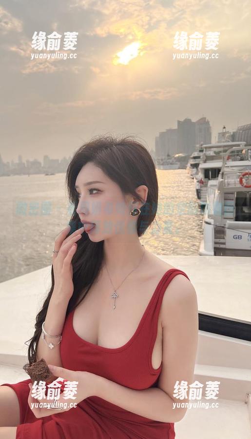 微密圈 - 看周妍希如何在她的定制瑜伽图集中释放优雅与力量。