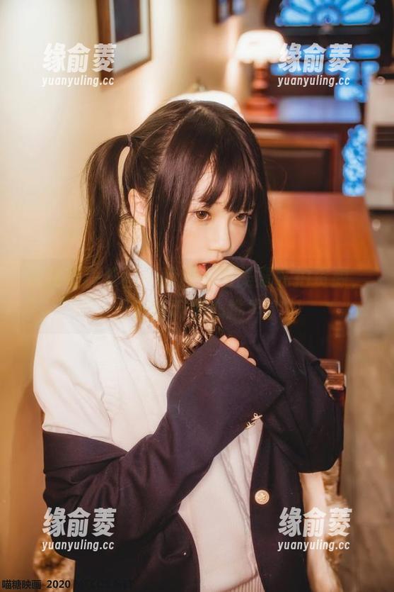 探秘喵糖映画：藤原千花美腿私拍资源，仿佛能听见心跳声。
