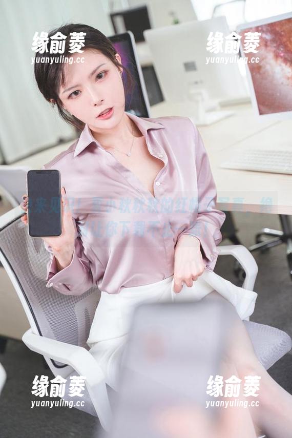 快来见识！夏小秋秋秋的红帽子写真，绝对让你下载不止一张！
