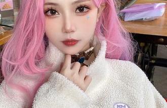 大肉丸Amiee女神更新作品啦，真不知道该先看她的妆容还是她的眼神