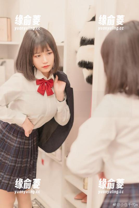 小仓千代w的写真：天城红鸢的闲暇片刻，看看我如何把放松变成艺术！