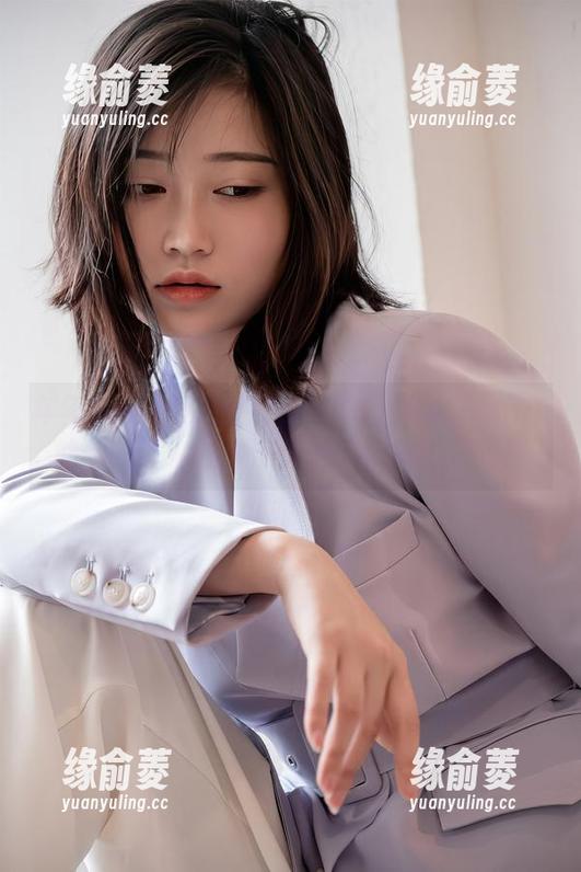 年年Nnian 年年Nnian长腿图集:想知道年年Nnian的腿是怎么让人沉迷的?快来围观吧!