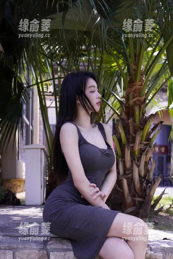 微密圈 - 原图揭秘：徐珺大哥的旗袍写真，身姿宛如漫步云端的梦幻！