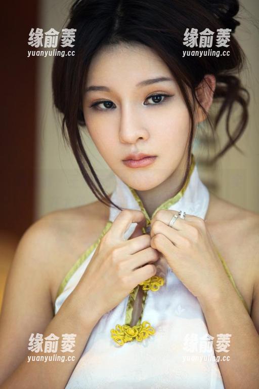 推女郎-王依萌 推女郎 - 王依萌的白衬衫:在线揭秘,实在太俏了,简直是撩人神器!