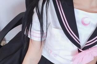 学妹的五指袜与肉丝袜：摇摇乐yoyo让你在写真中玩转性感与俏皮。
