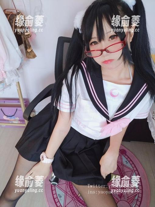 学妹的五指袜与肉丝袜：摇摇乐yoyo让你在写真中玩转性感与俏皮。