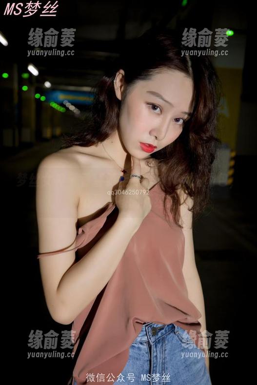 梦丝女神 - 香萱游走的瞬间：私拍图包，记录女孩的不经意