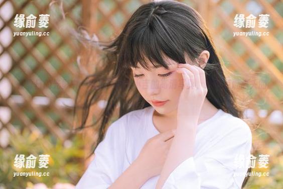 在夏日的光影中：爆机少女喵小吉的高清写真，瞬间点燃心头的火。