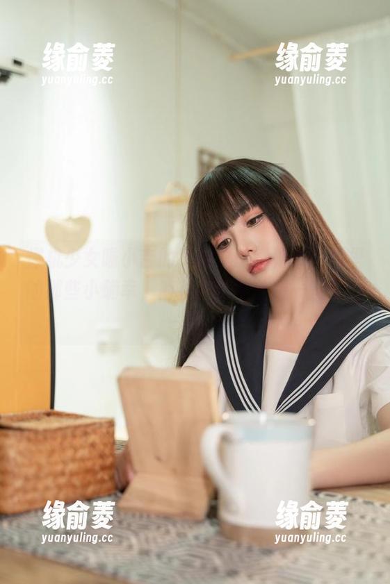 爆机少女喵小吉的私拍之旅，秘书图包里的那些小确幸，简直控制不住想一直再看一眼。
