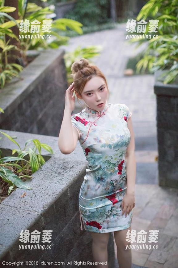 秀人网 - 校园写真火速更新，大美妞儿这次是用什么魔法吸引我的眼球啊？