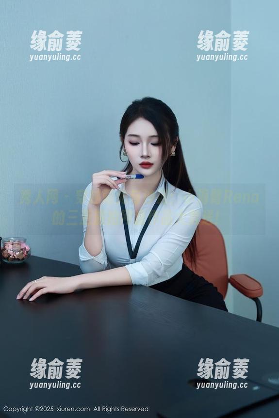 秀人网 - 穿越阳光与沙滩：小海臀Rena的三亚旅拍网盘作品大放送！