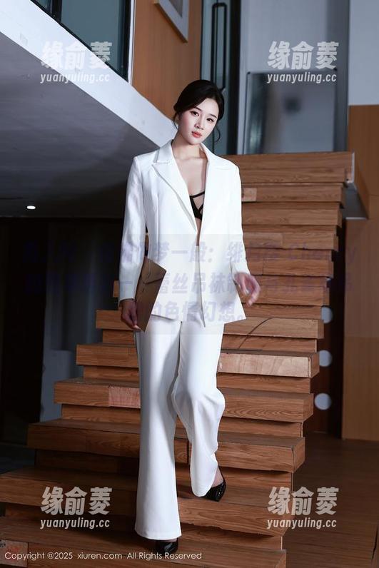 秀人网 - 仿佛做梦一般：绯月樱-Cherry的图集精选——蕾丝吊袜制服与孔雀绿吊裙的色情幻想。