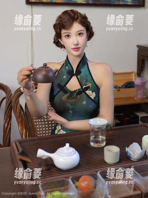 秀人网 - 绯月樱-Chery私拍，穿职业装的她到底是在工作还是在秀？