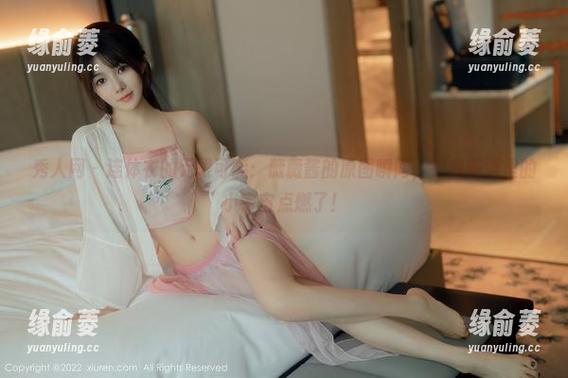 秀人网 - 连体衣的无限可能：薇薇酱的原图瞬间，把我脑海里的小宇宙点燃了！