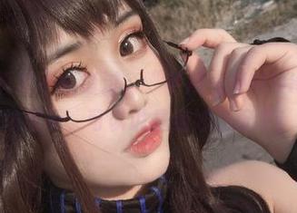 这图包真的不能错过，“芊川一笑MNK”的棉袜展示，可以说是绝妙搭配了！