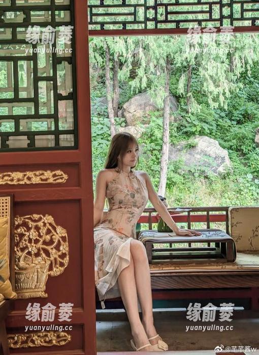 图册翻页！芊芊酱w的修女风格，真正是清纯与幽默兼得！