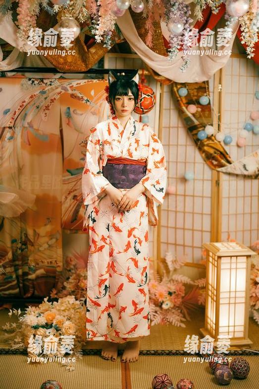 作品里的落落Raku：不给糖就捣蛋，她的可爱瞬间让人想要更多！