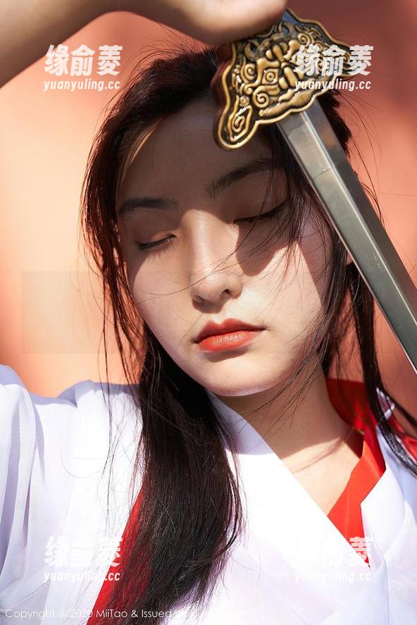 蜜桃社 - 写真中的Suki眼镜，光与影的舞蹈，让人忍不住想要更深入探讨。