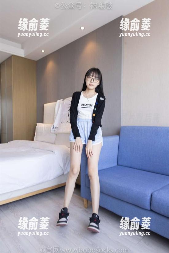 袜啵啵 - 周周的私房OL制服，图片背后竟藏着春天的温暖，还透着点点慵懒。