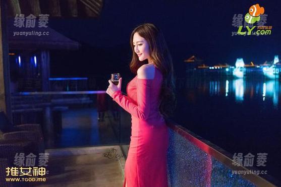 青豆客 - 不怕丢眼镜，王语纯的校服图包下载让你看见不一样的青春！