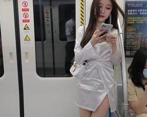 魔镜街拍 – 婷婷与她的黑丝秀：工作日常的定制图集之旅