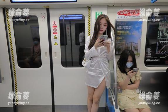 魔镜街拍 - 婷婷与她的黑丝秀：工作日常的定制图集之旅