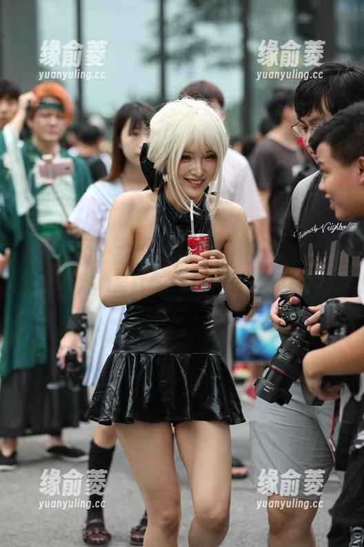 魔镜街拍 - 高清艾小青黑色图：只见她没见我，心里默念“这也太美了吧！”