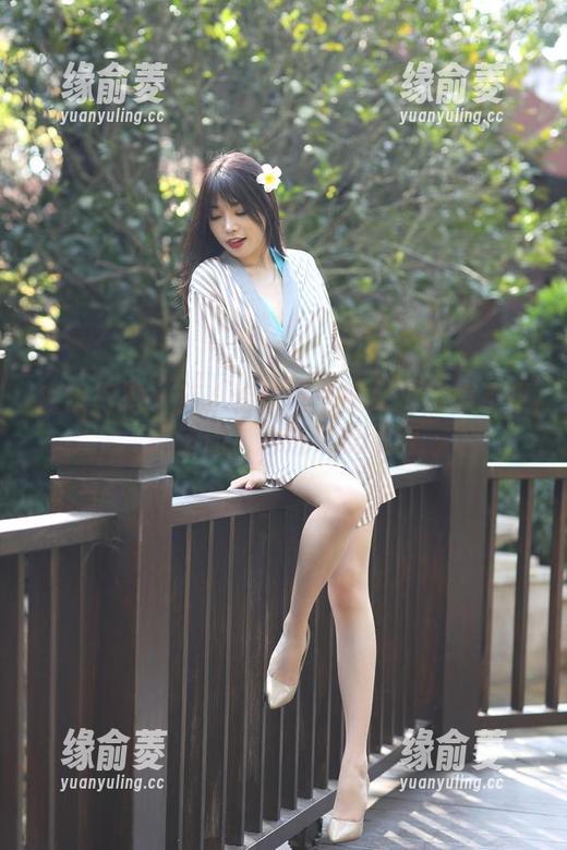 魔镜街拍 - 艾小青在线写真：体操服不仅是运动，它还可以很撩