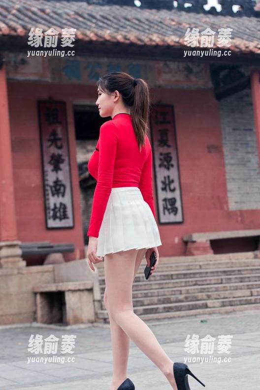 解锁新视角：魔镜街拍推出的高清照片，带你走入辉辉模拍的“丝袜调查员”世界。